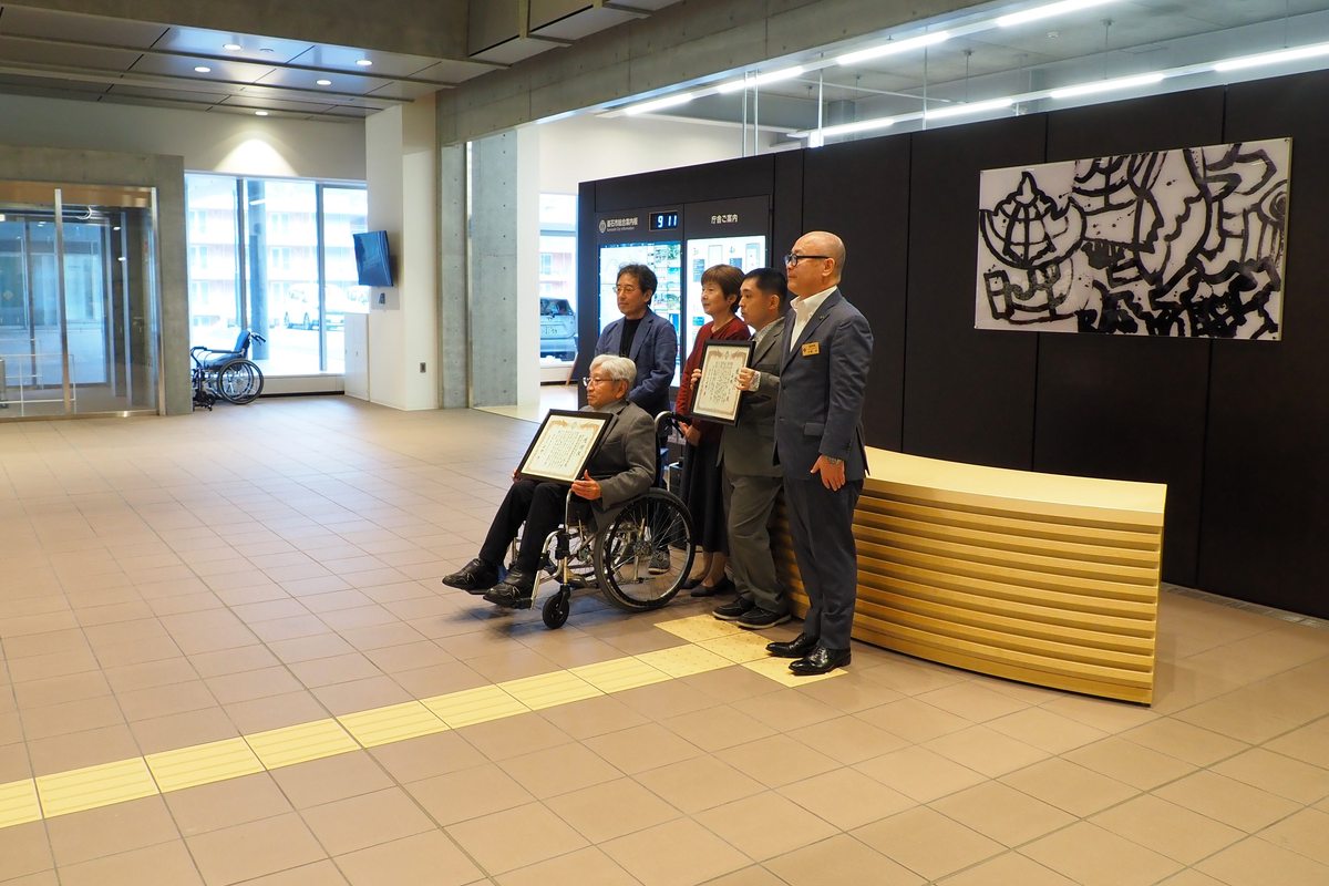 新しい釜石市役所庁舎のエントランスホールにお目見えした小林覚さんの作品