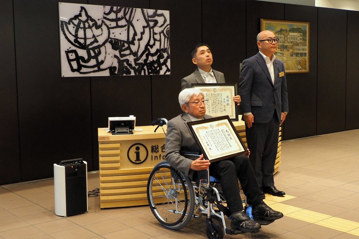 釜石市出身のアーティスト小林覚さん（中）が制作した