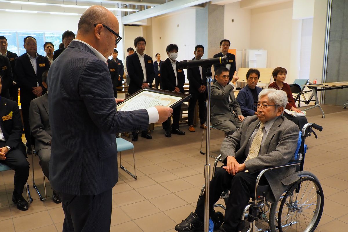作品を寄贈した釜石市身体障害者協議会の川畑克弘理事長に感謝状が贈られた