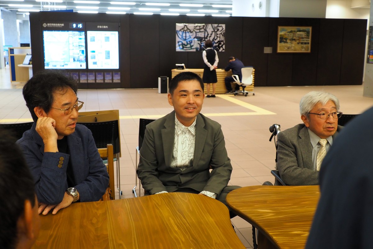 市関係者らに囲まれて、ほほ笑む小林さん（中）