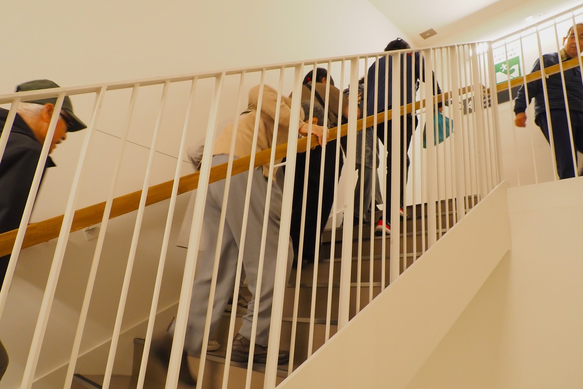 一歩ずつ上へ。4階まで階段を上がる訓練の参加者