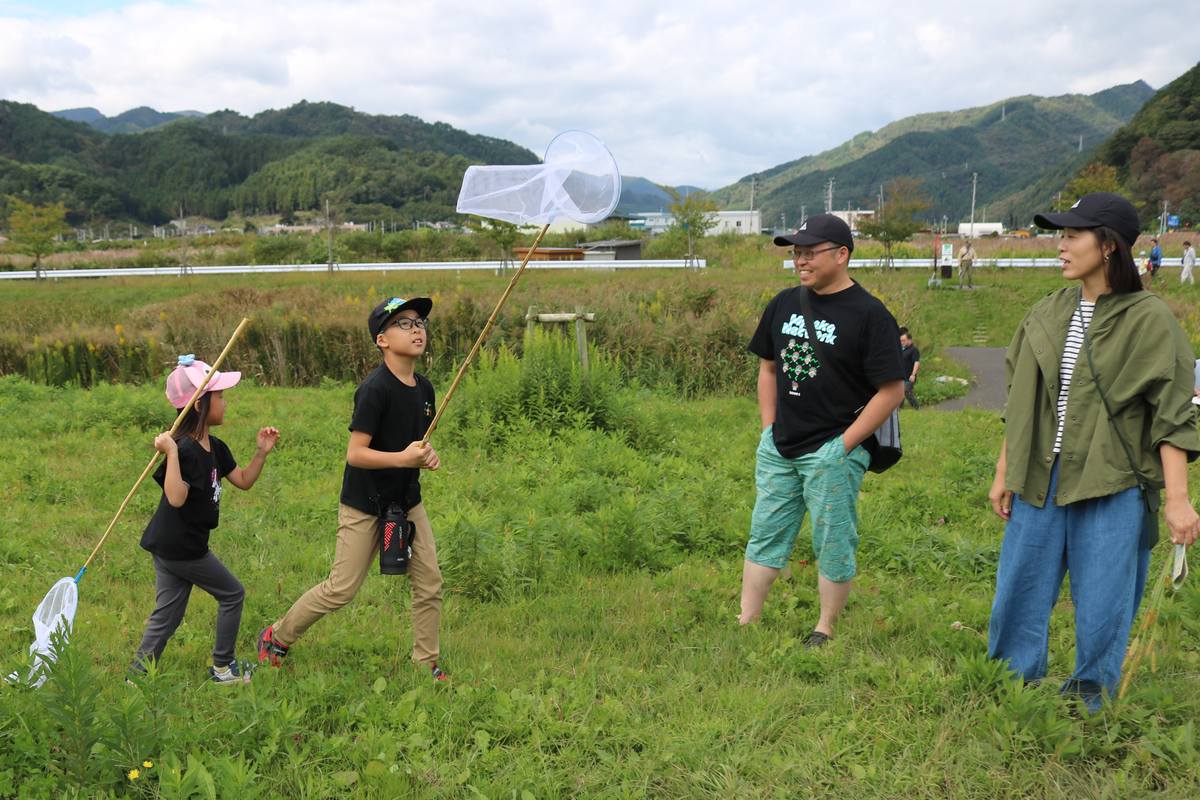 「みのすけキッズチャレンジデー」でトンボとりを楽しむ親子=片岸公園