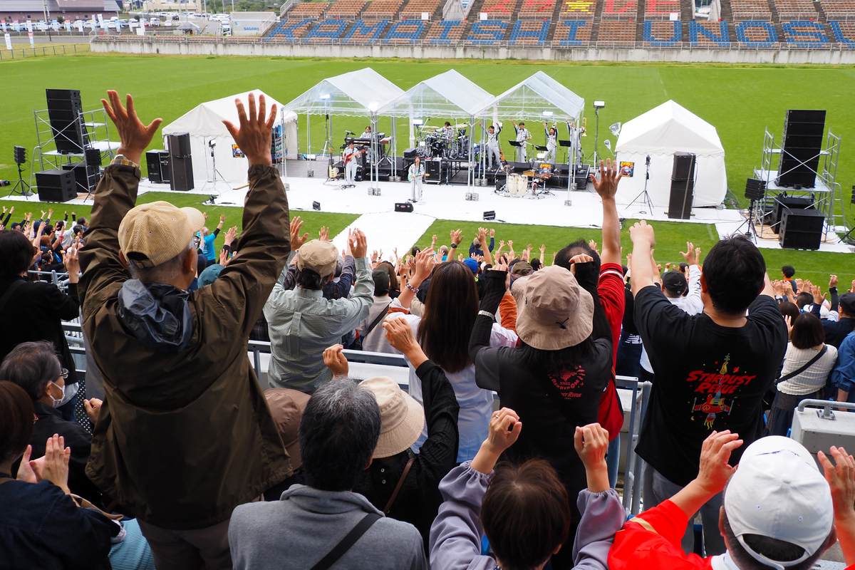 スターダスト☆レビューのライブで盛り上がる釜石鵜住居復興スタジアム=9月26日