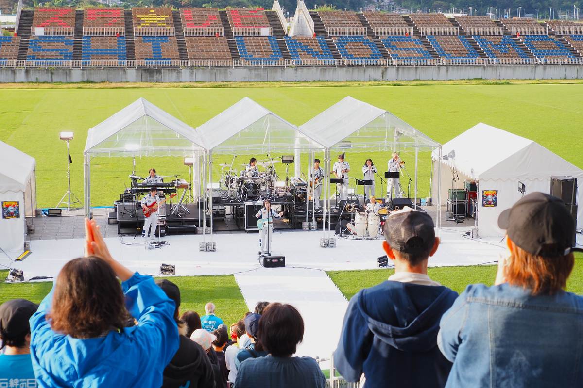 「うのスタ☆音楽の日」で熱演するスターダスト☆レビュー