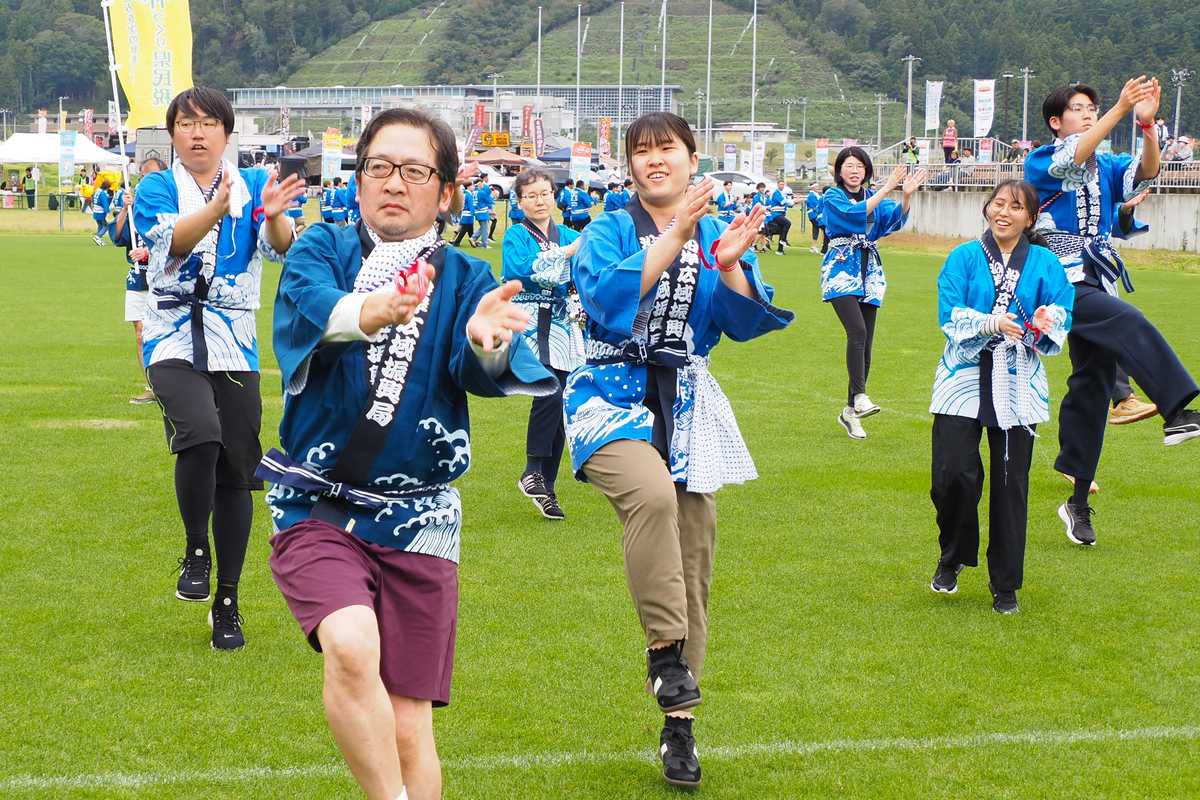 うのスタよいやっさフェスティバルで踊りを楽しむ参加者=9月27日