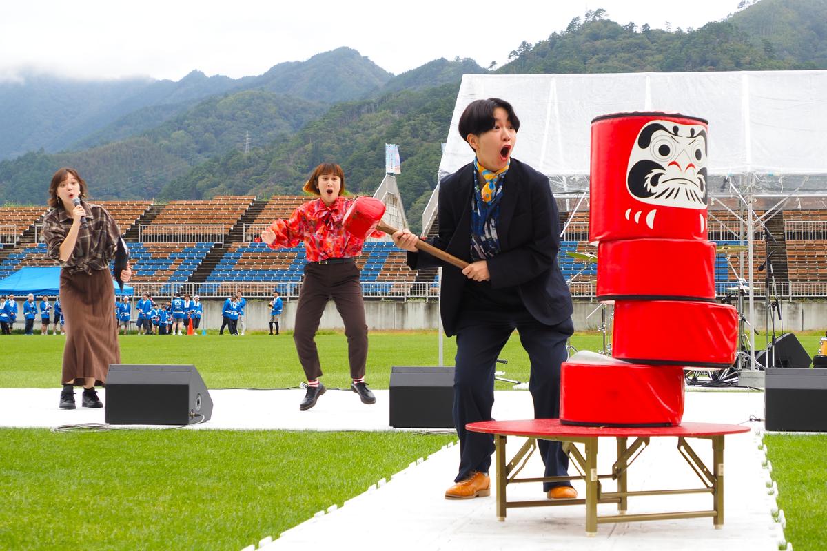 ジャンボだるま落としに挑戦した「忠犬立ハチ高」