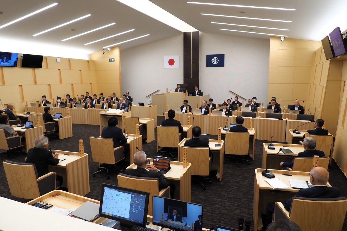 新庁舎に移転後、初めて開かれた釜石市議会の議員全員協議会