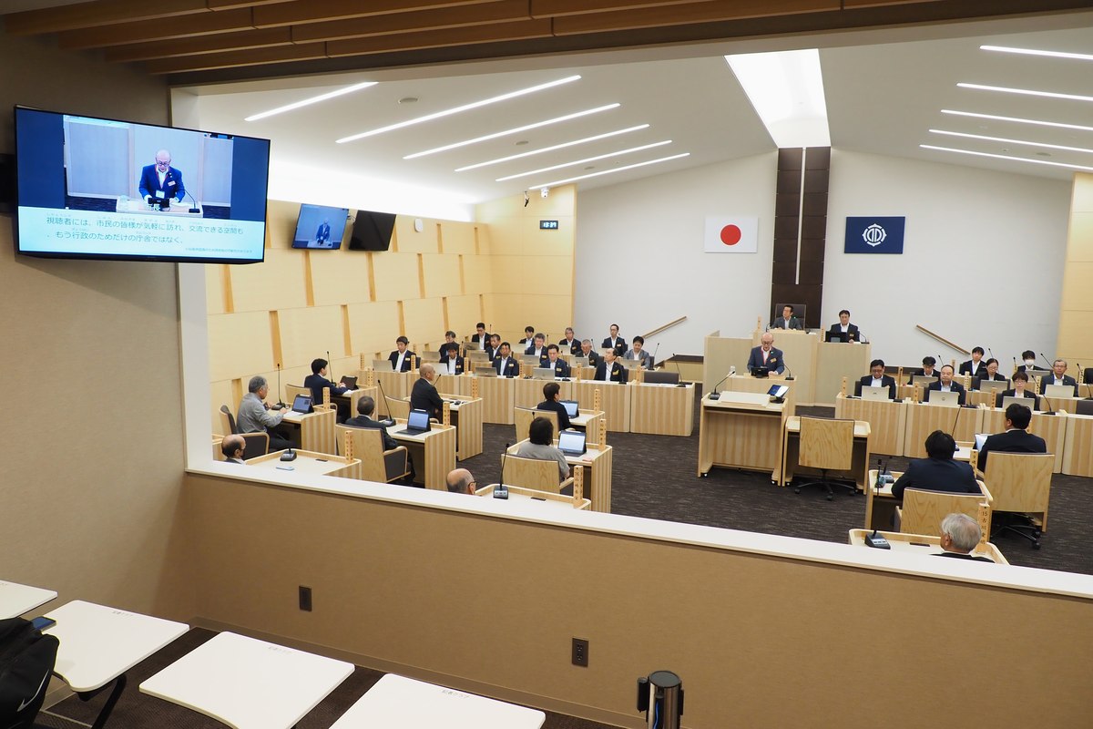一般・報道機関傍聴席には「音声字幕表示」モニターを設置