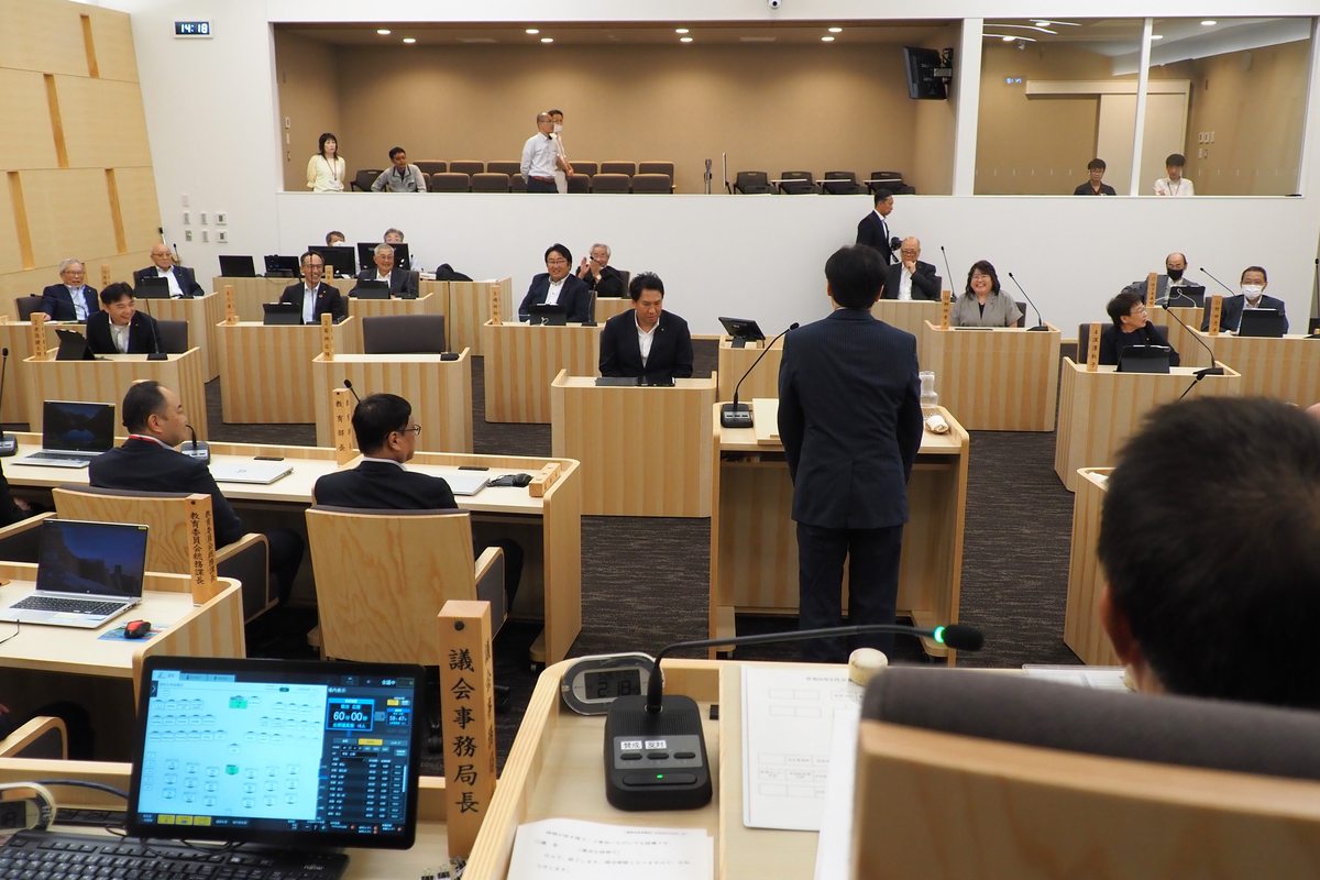議員席の背後にある傍聴席。特別席は防音ガラスを備える
