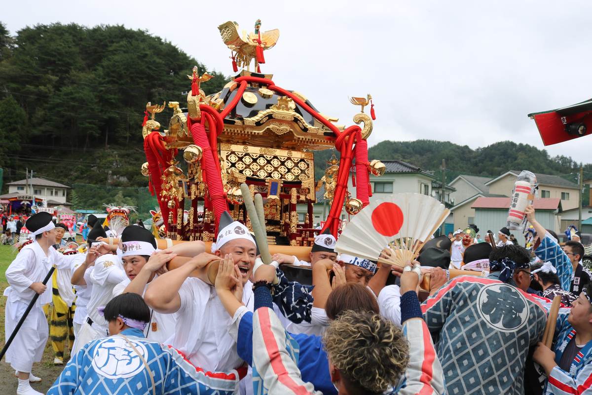 3年ぶりにみこしが繰り出した鵜住神社例大祭＝9月27日