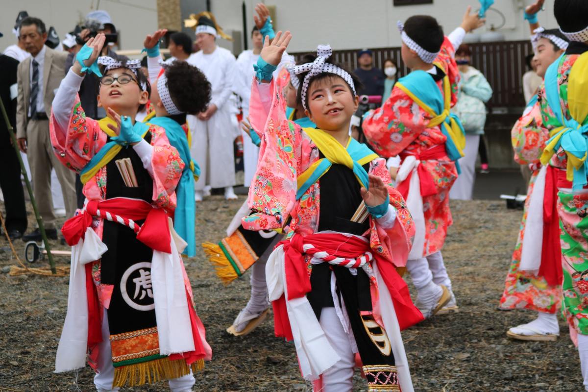 鵜住居青年会の子どもたちによる手踊り「うさぎ舞」