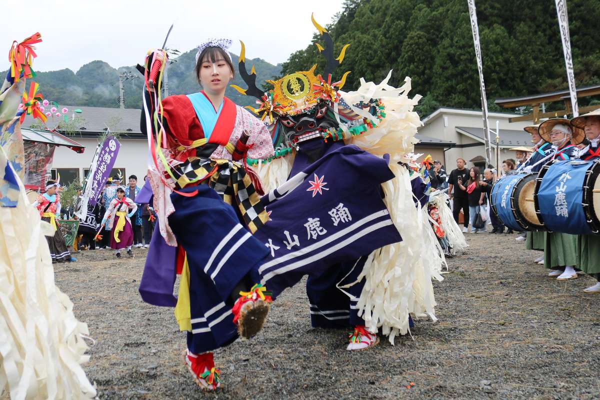 刀振りとともにダイナミックに舞う外山鹿踊