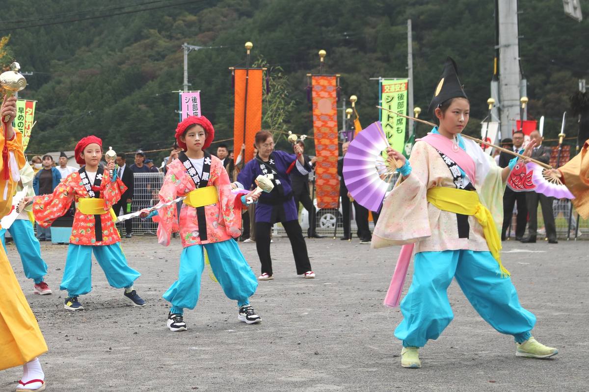こちらも古くから伝承される新神大黒舞。小槌と扇子を手に祝いムードたっぷり