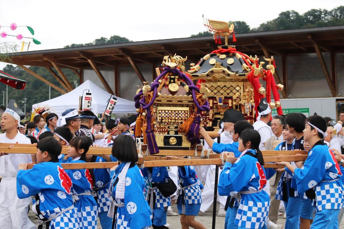うのすまい・トモスに到着したみこしは広場を旋回。見物客を楽しませた