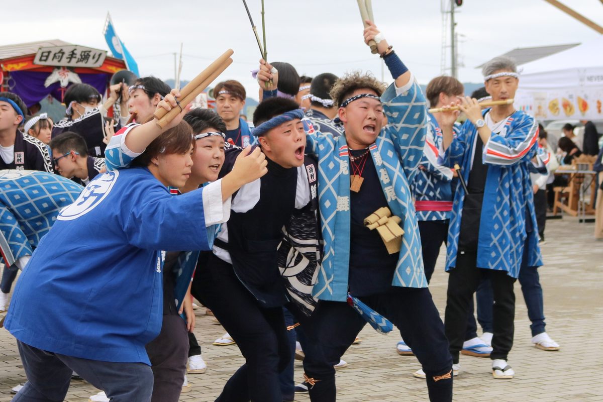 虎舞のお囃子（はやし）、威勢のいい掛け声でみこしを盛りたてる