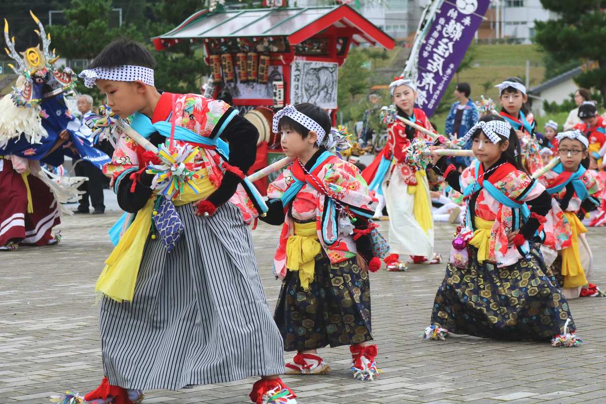 田郷鹿子踊の金子振りの子どもら。はかま姿がりりしい