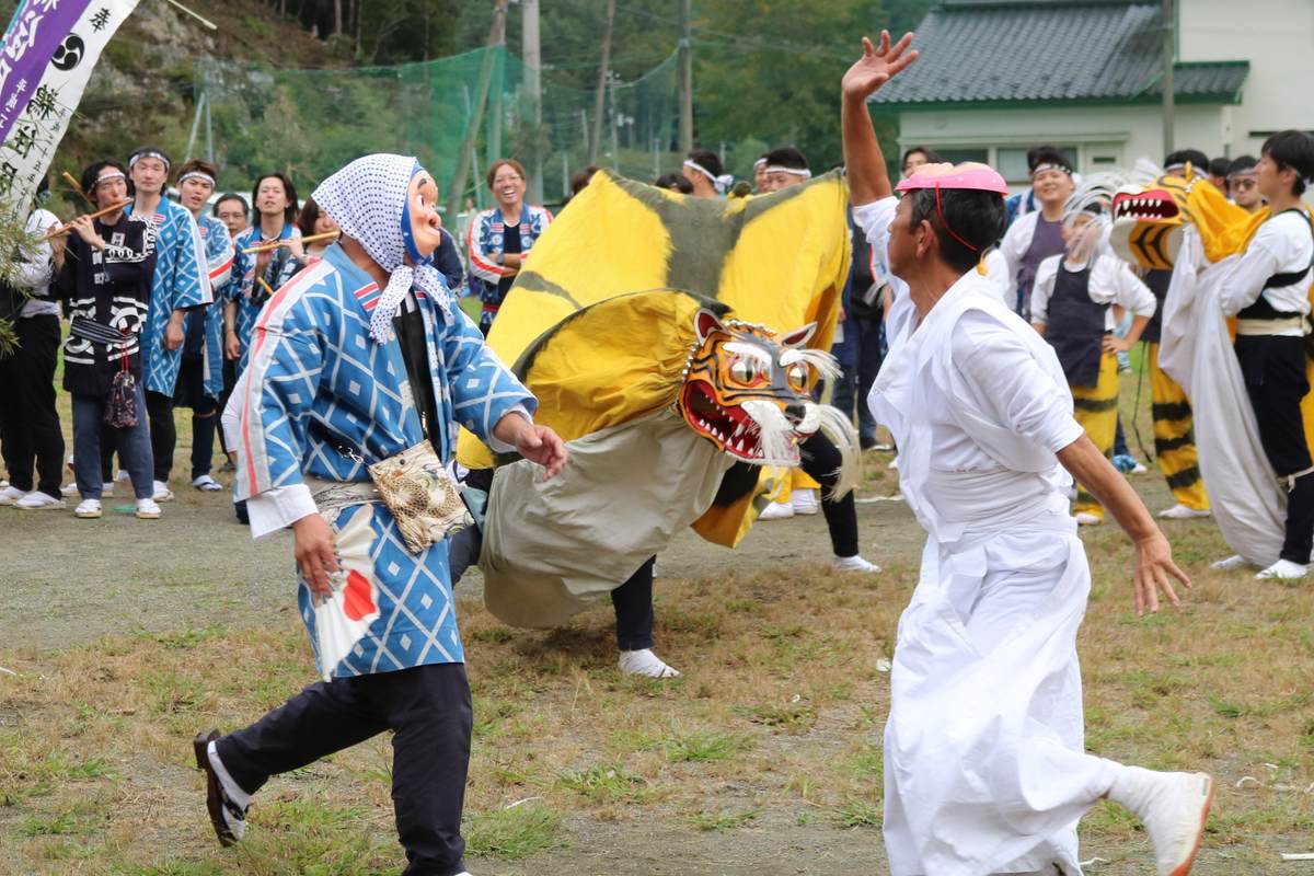 鵜住居青年会の虎舞には飛び入りの踊りも！